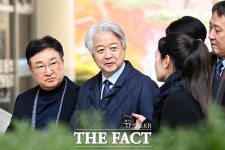'불법 정치자금 수수' 노웅래 전 의원...선고 공판 출석 [TF사진관]