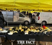 동대문 새빛시장 노란천막 기습 단속…6억 상당 위조상품 압수