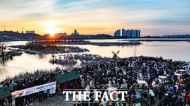 의왕시민 5000명, 왕송호수 해맞이로 소원 빌어 [TF사진관]