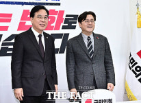 밝은 표정으로 홍익표 정무수석 접견하는 송언석 원내대표 [TF사진관]