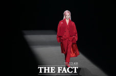 좌중압도하는 모델의 워킹 [TF사진관]
