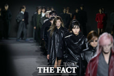 좌중압도하는 모델의 워킹 [TF사진관]