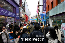관광객들로 북적이는 명동 거리 [포토]