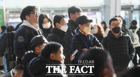 윤석열 1심 ‘무기징역’  선고 지켜보는 시민들  [TF사진관]