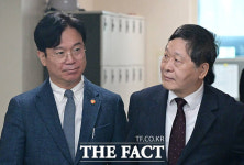 브리핑 참석하는 김영훈 노동부 장관과 박수근 중노위원장 [포토]