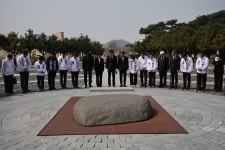 조국, 盧 묘역 참배 후 檢 문 닫아…웃음 짓고 계실 것