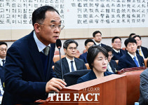 조작기소 국조특위 출석한 '대장동 2기 수사팀' 강백신·엄희준 검사 [TF사진관]
