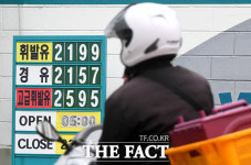 3차 석유 최고가격제 첫 날, 나란히 2100원대 넘은 휘발유·경유 [TF사진관]
