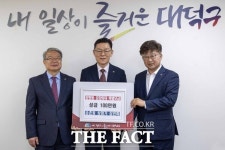 대전시 대덕구 송촌동 상점가상인회, 문평동 공장 화재 피해자 지원 성금 전달