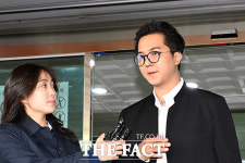 '100일 이상 무단결근' 송민호, 굳은 표정으로 나서는 법원 [TF사진관]