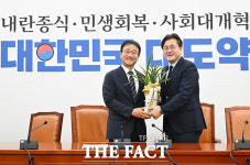 '원내대표 연임' 한병도, 홍익표 정무수석 접견 [TF사진관]