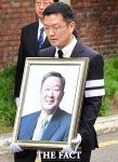 故 구본무 선대회장 8주기…기일 당일 구연경·윤관 부부 법정行