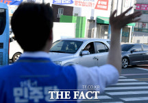 다리골삼거리(하) | 하정우 후보에게 손 흔들어 인사하는 시민 [포토]