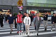 신부문화거리 찾은 김태흠 충남도지사 후보 [TF사진관]