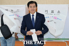 조국, 지지자들과 함께 6·3 지방선거 사전투표 참여 [TF사진관]