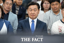 출구조사 결과 바라보는 김관영 [포토]