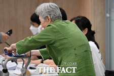투표 베테랑 어르신도 난생처음 어린이도 함께하는 투표장 풍경 [TF사진관]