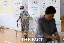 투표 베테랑 어르신도 난생처음 어린이도 함께하는 투표장 풍경 [TF사진관]
