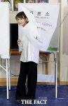 본투표 마친 한동훈 후보 배우자 진은정 변호사 [TF포착]