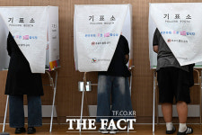 투표 베테랑 어르신도 난생처음 어린이도 함께하는 투표장 풍경 [TF사진관]