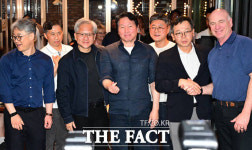 '우리는 깐부' 젠슨 황-최태원과 '러브샷'...동맹 의지 굳건 [TF사진관]