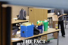 과천 중앙선관위 압수수색 중인 경찰 [TF사진관]