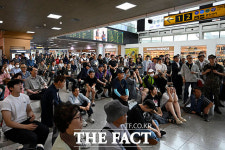 남아공전 패배에 침통한 서울역 [TF사진관]