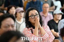 남아공전 패배에 침통한 서울역 [TF사진관]
