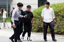 개표소 시위서 경찰관 폭행 20대 2명 구속영장 기각