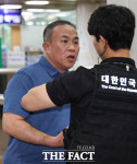 尹에 '여론조사 무상제공' 명태균, 징역 1년 6개월 법정구속 [TF사진관]
