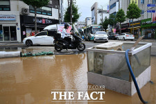 역대급 폭우에 쑥대밭 된 거제 고현동 [TF사진관]