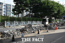 폭격 맞은 듯 처참하게 파손된 거제 장평동 도로 [TF사진관]