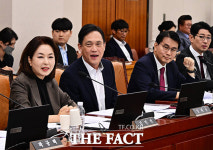 서영교 법사위원장에게 고성으로 항의하는 김태규 의원 [TF사진관]