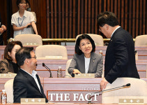 '제명 촉구 결의안' 본회의 상정 앞두고 긴장된 표정의 이진숙 의원 [TF사진관]