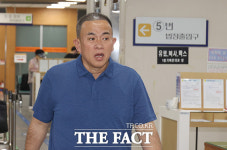 '오세훈 여론조사비 대납' 항소심 증인 출석한 명태균 [TF사진관]