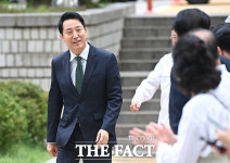 '여론조사비 대납 의혹' 오세훈 서울시장 항소심 출석 [TF사진관]