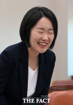 청문회 앞서 웃음 터진 이소영 중기부장관 후보자 [포토]