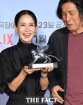 '은사자상' 건네받고 기뻐하는 조여정 [TF사진관]