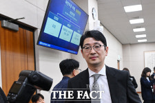 '김혜경 여사 황제 골프' 의혹 영상 국감장 재생 불허…항의하는 주진우 의원 [TF사진관]