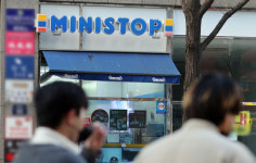 No. 4 Emart24 bids for No. 5 Ministop