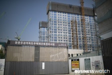 크레인 안 빼 둔촌주공, 7월 초까지 협상 시간 벌었다