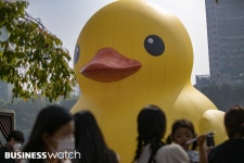 8년 만에 더 커져서 돌아온 러버덕