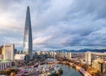 디저트 카페 늘리고 리뉴얼…봄 만난 롯데월드타워