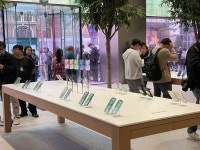 발열 논란에도 아이폰15 인기…애플명동 가보니