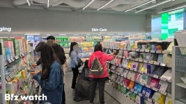[르포]젊은 외국인 몰린다…K뷰티 필수 코스된 이곳