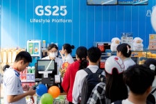 편의점 안에 약국이…GS25, 동화약품과 베트남서 맞손