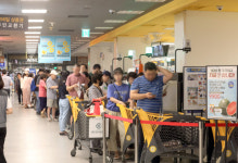 민생쿠폰 노리는 편의점…방어전 나선 대형마트