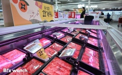 긴 연휴, 명절 손님 잡아라…대형마트 할인 대전 후끈