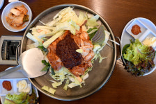 [강원 미친로드] 싱싱한 닭· 즉석에서 만든 양념 촉촉한 만남, 연기 피어오르니 새 옷 입는 맛 불향의 마술