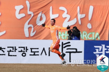 강원FC 용수매직 통했다…강릉 홈 개막전 승리 장식